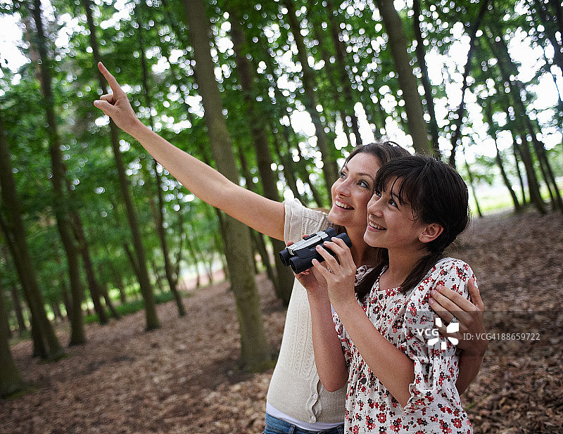 母女探索森林图片素材