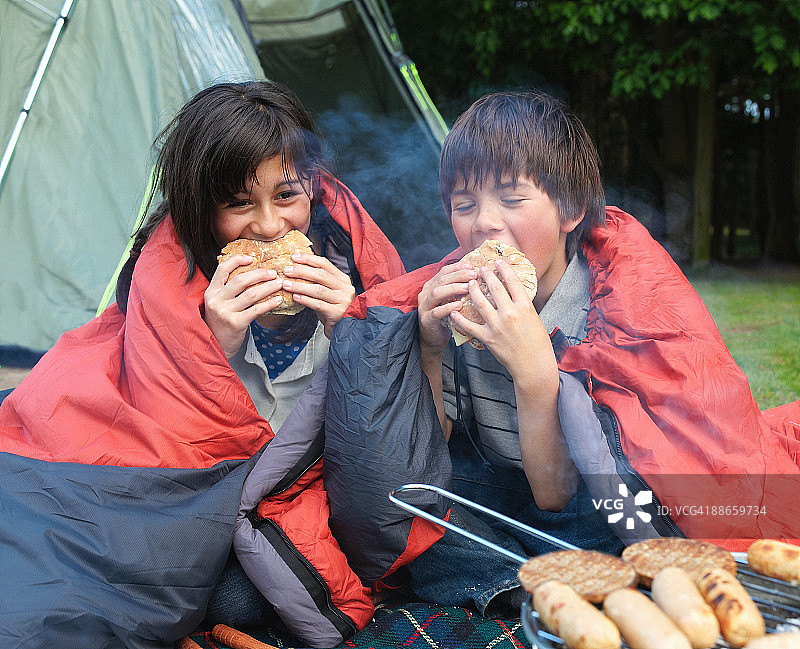 小男孩和小女孩露营图片素材