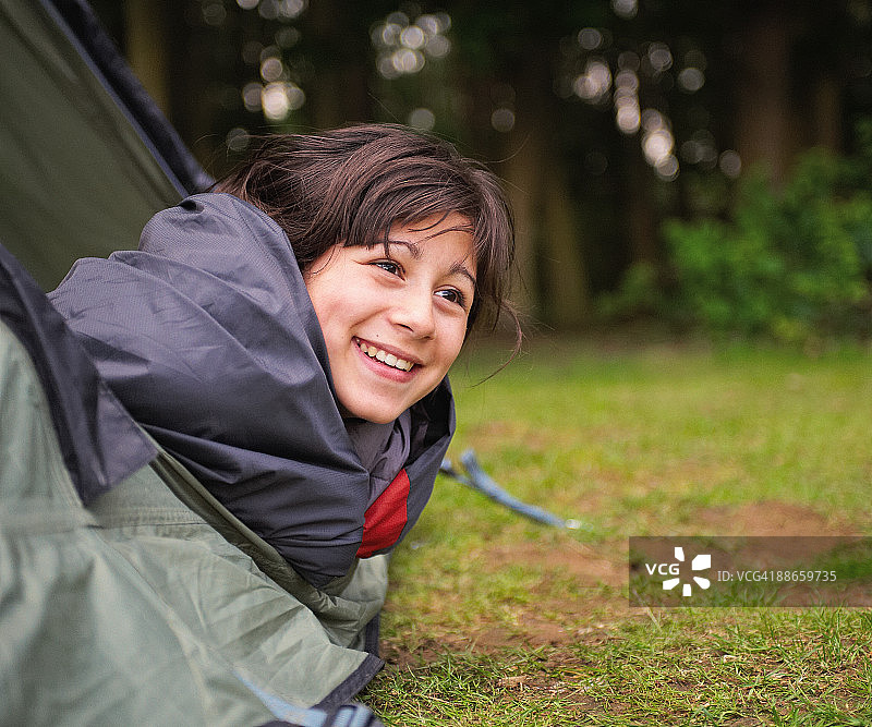 年轻女孩露营图片素材