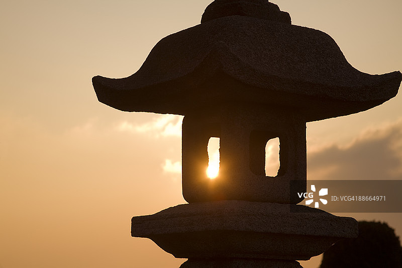 夕阳下的石灯笼图片素材