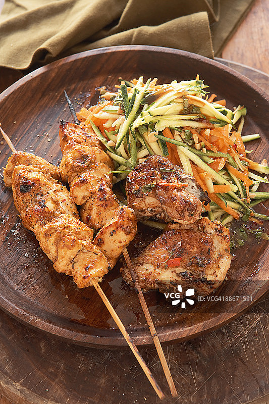 印度烤鸡肉串和沙拉（南非）图片素材