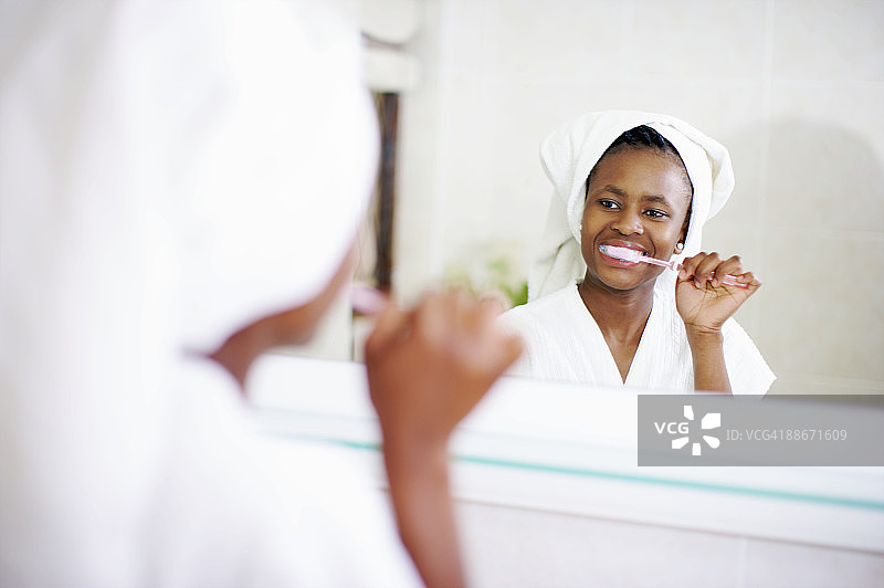 女人在南非夸祖鲁-纳塔尔省彼得马里茨堡刷牙图片素材