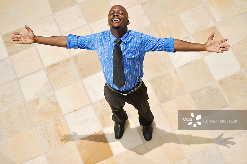 在南非比勒陀利亚户外举起双臂的商人图片素材