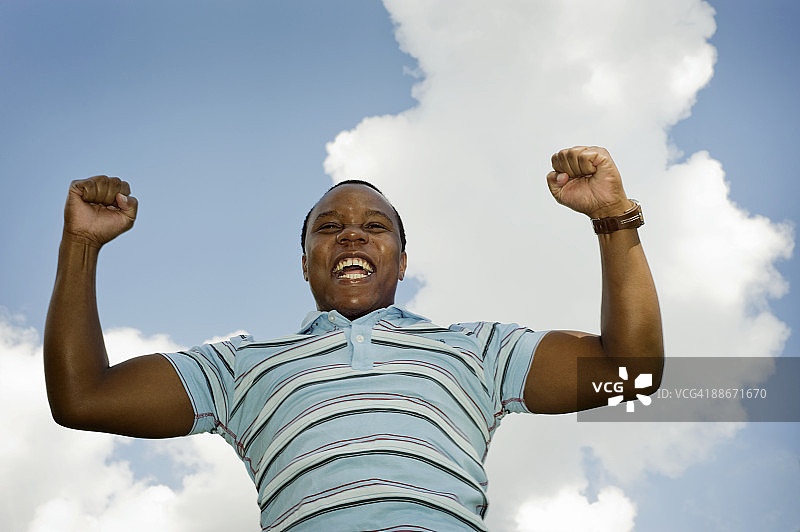 男人喜悦地跳跃，南非豪登省约翰内斯堡图片素材