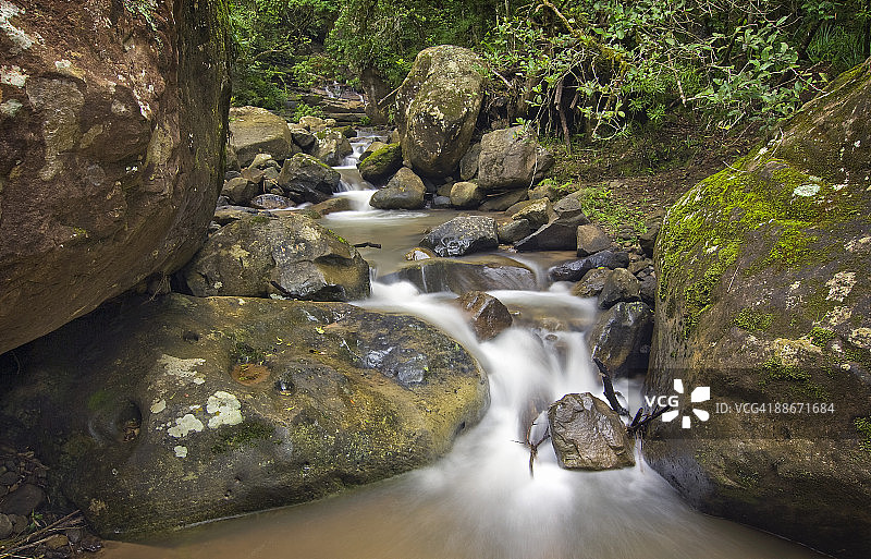 德拉肯斯堡斯特克斯普瑞特溪流的小瀑布图片素材