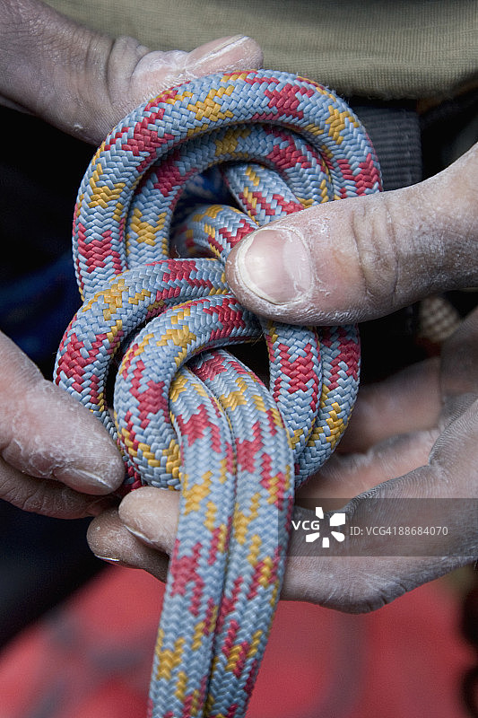 在俄勒冈州锯齿形山区攀登前打一个8字结图片素材