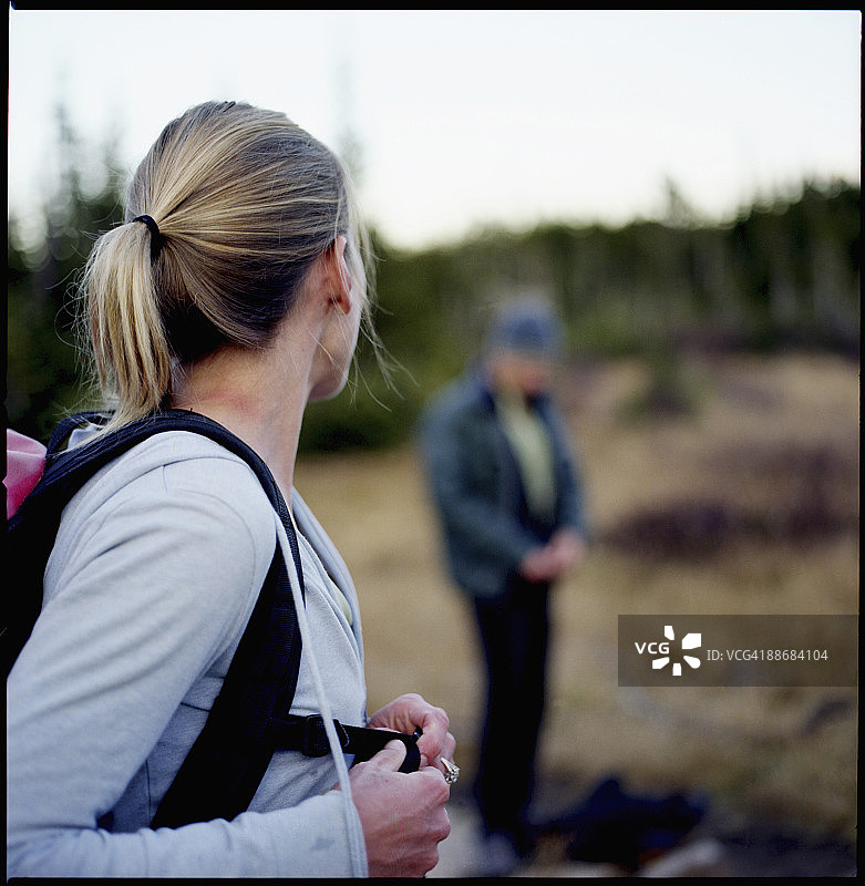 科罗拉多州：女子回头看着穿外套的攀岩伙伴图片素材