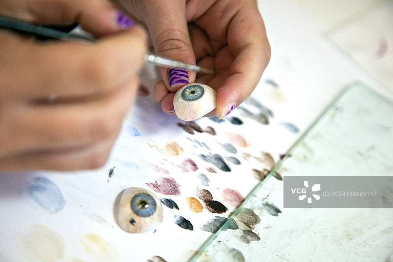 女子绘制蓝色义眼图片素材