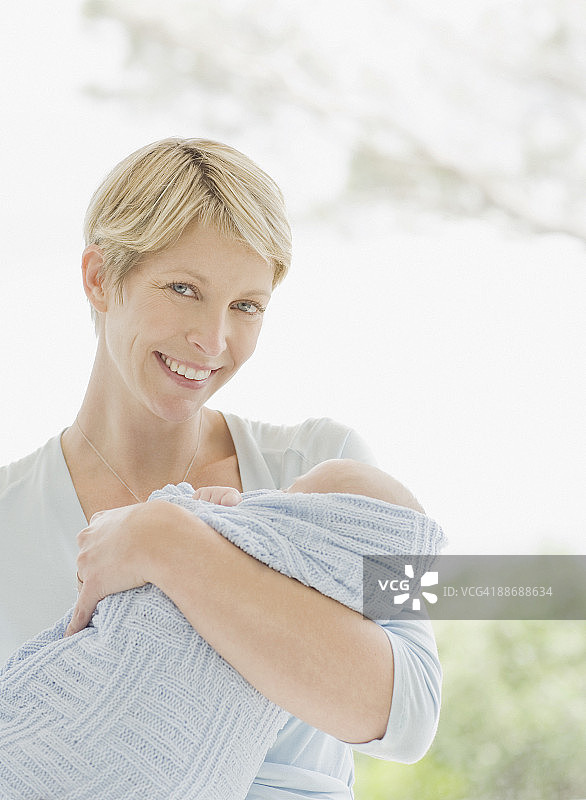 女人抱着新生婴儿图片素材