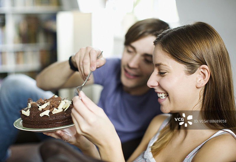 情侣分享蛋糕图片素材