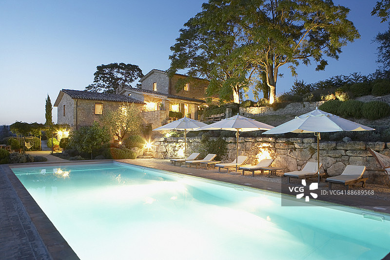 意大利翁布里亚游泳池旁的雨伞和躺椅图片素材