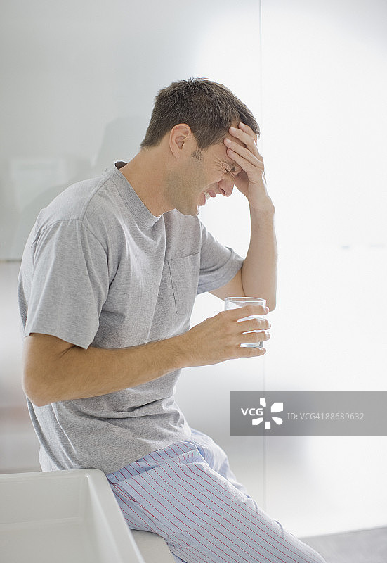 头痛喝水的男人图片素材