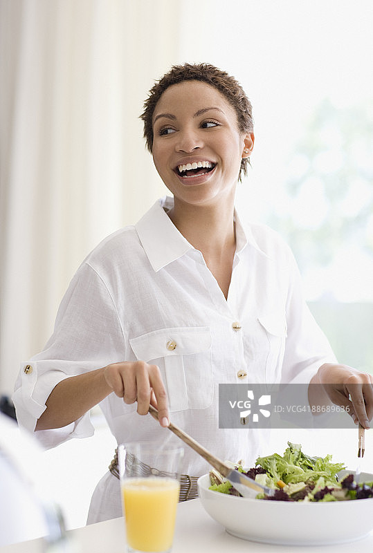 正在拌沙拉的女人图片素材