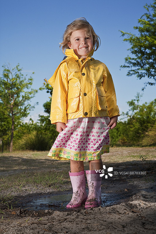 在泥坑里玩耍的年轻女孩图片素材