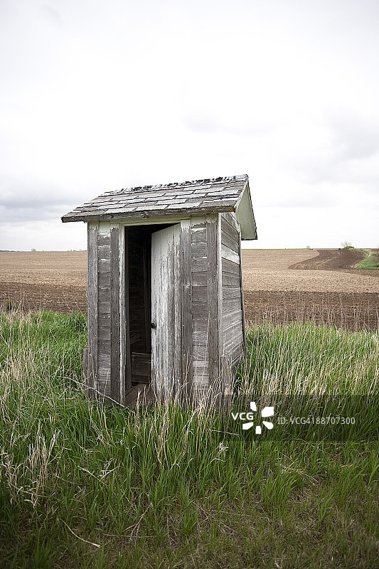 田野里废弃的厕所图片素材