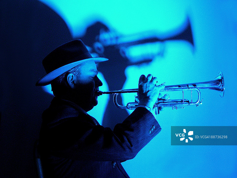 吹小号的男人图片素材