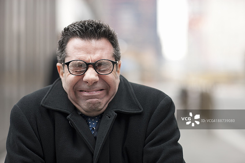 做鬼脸的商务男人像图片素材