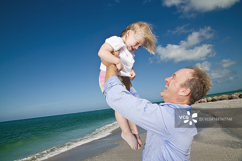 父女在海滩上玩耍图片素材