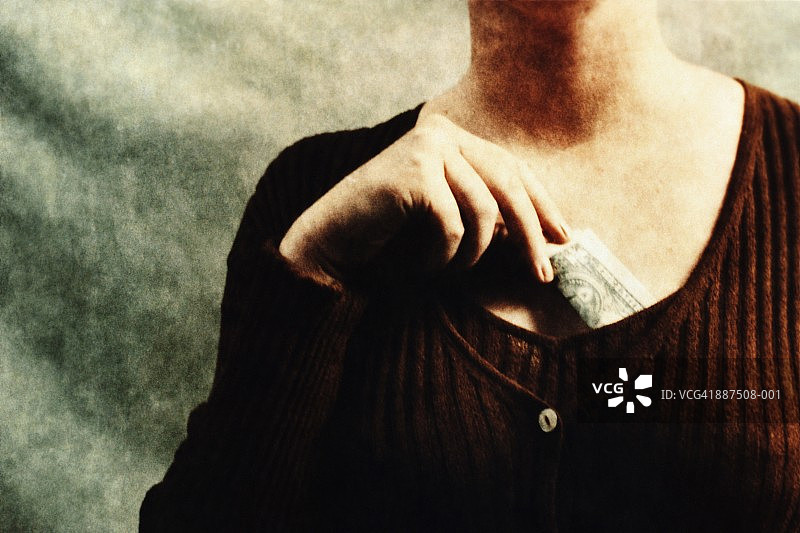 女人将美元放在衬衫里（纸质底片）图片素材