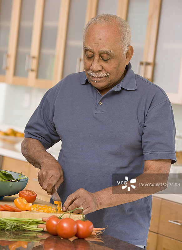 准备健康膳食的非洲男人图片素材