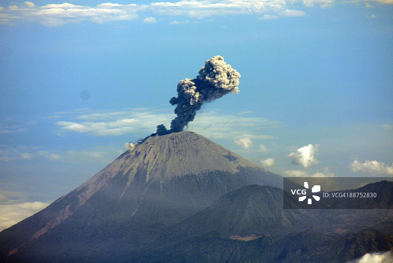 塞梅鲁火山图片素材