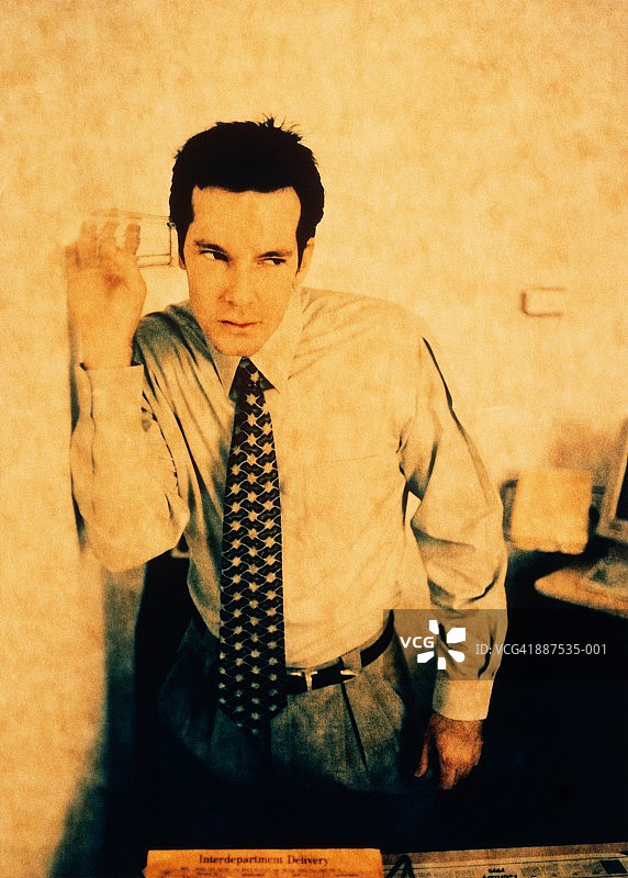 男高管用玻璃杯贴墙偷听（负片）图片素材