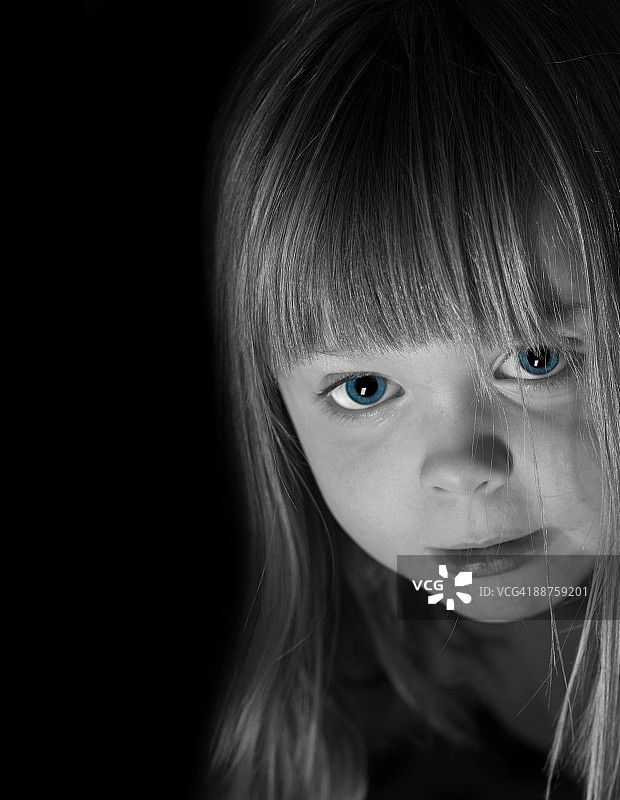 黑暗中好奇的孩子图片素材
