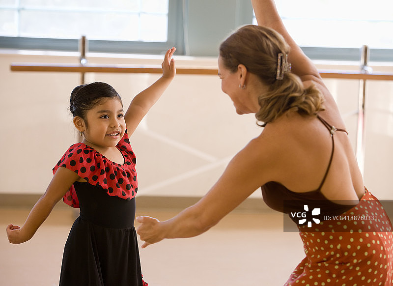 西班牙裔教师和女孩在舞蹈课上图片素材