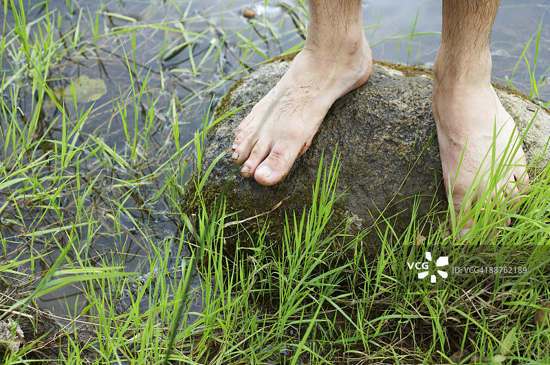 爱沙尼亚溪流岩石上的双脚图片素材