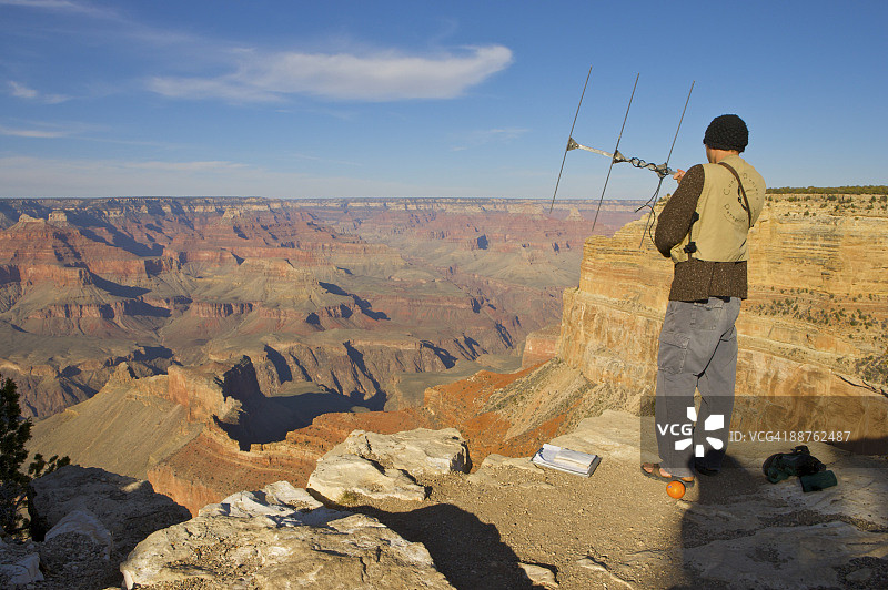 游隼基金会的研究人员使用无线电跟踪设备研究美国亚利桑那州大峡谷国家公园的加州秃鹰图片素材
