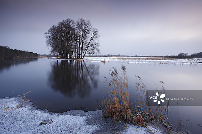 爱沙尼亚二月的冬日傍晚河景图片素材