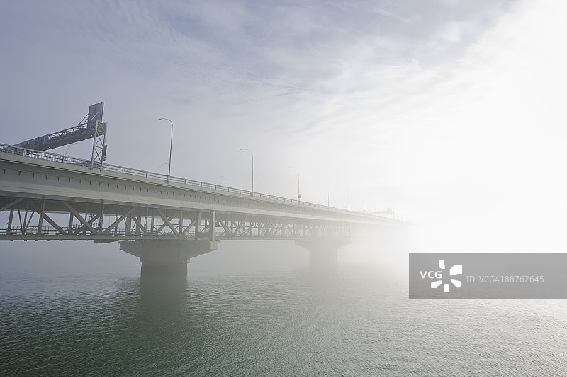 新西兰奥克兰海港大桥的清晨薄雾图片素材