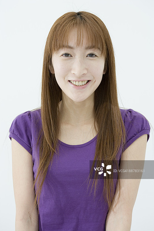 微笑的年轻女子肖像图片素材