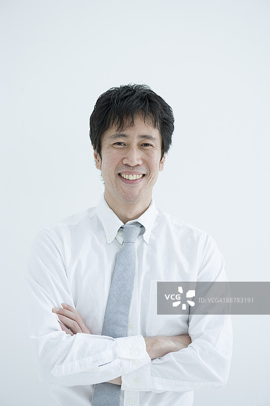 年长的男人交叉双臂的肖像图片素材