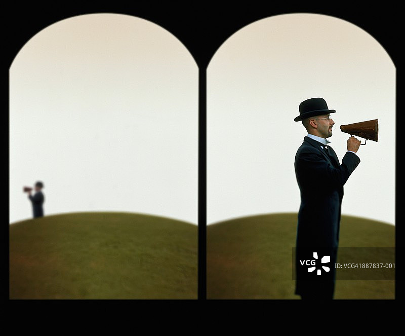 戴着圆顶礼帽、拿着扩音器的西装男人（数字合成）图片素材