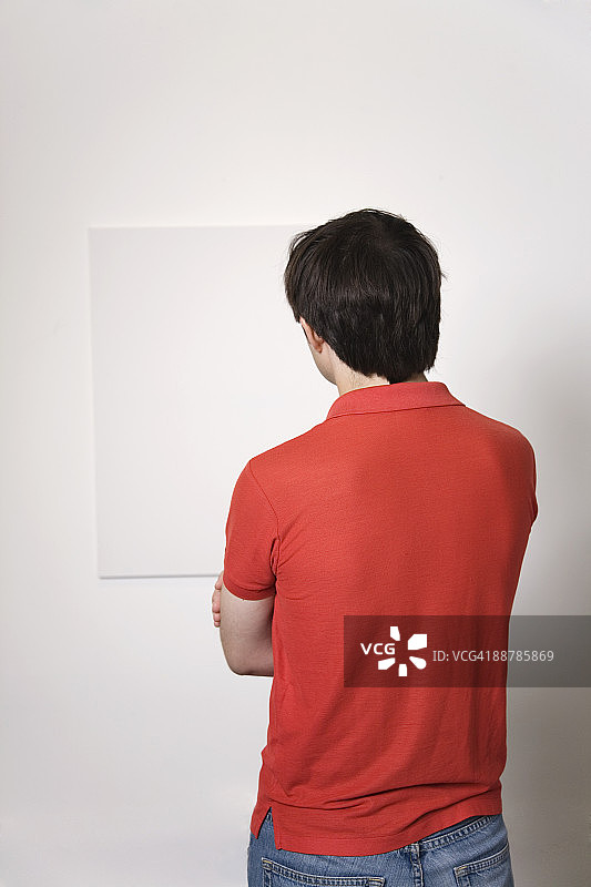 男人看着空白画布图片素材