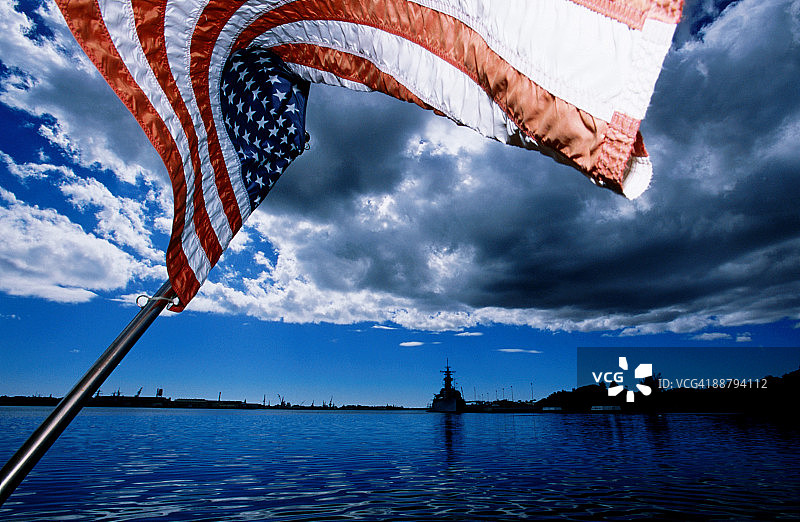 美国国旗和“密苏里号”战列舰，珍珠港亚利桑那号纪念馆图片素材
