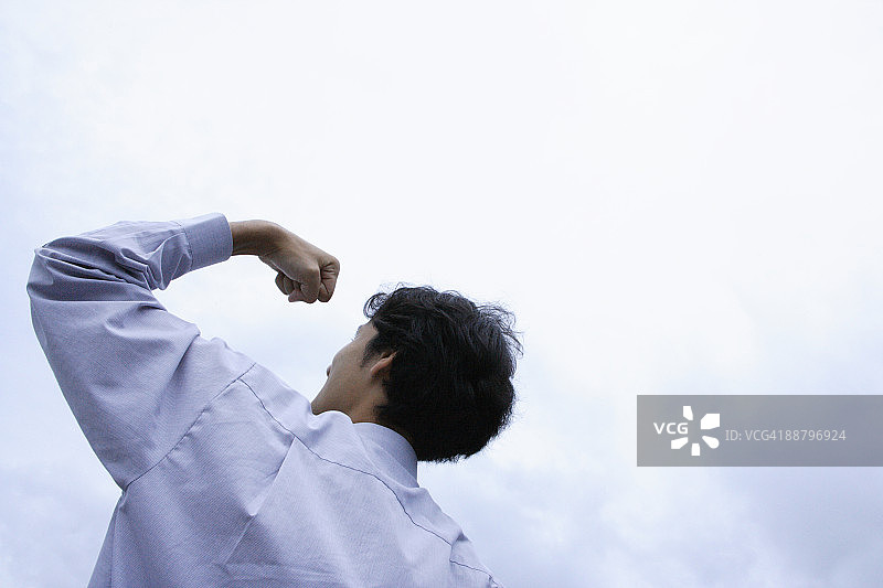 商务男士紧握拳头的背影图片素材