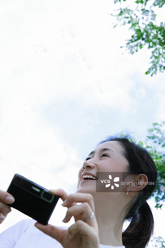 女人拿着相机微笑图片素材