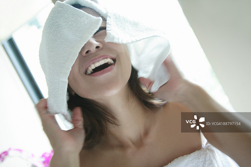 用毛巾擦头发的女人图片素材