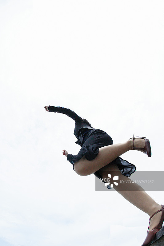 低角度拍摄：商务女士跑步图片素材