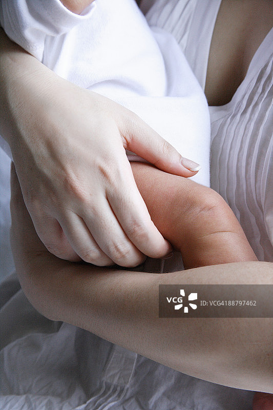 女人抱着儿子的腰部视角图片素材