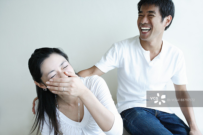 情侣坐在一起微笑图片素材