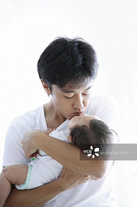 男人亲吻他的儿子图片素材