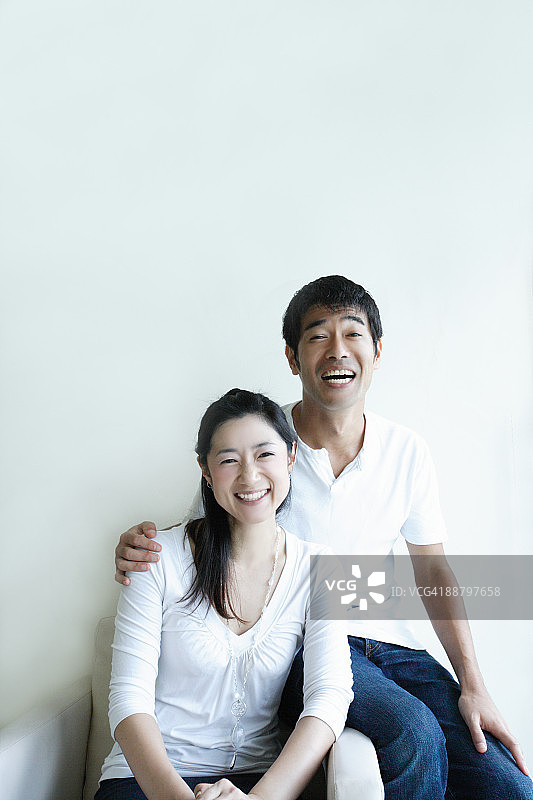 情侣坐在一起微笑图片素材