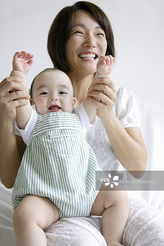 女人和儿子坐在床上图片素材
