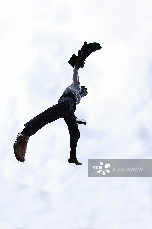 商务男士跳跃的仰视角度图片素材