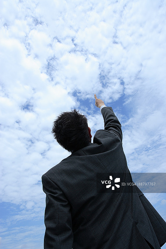 指向天空的商人背影图片素材