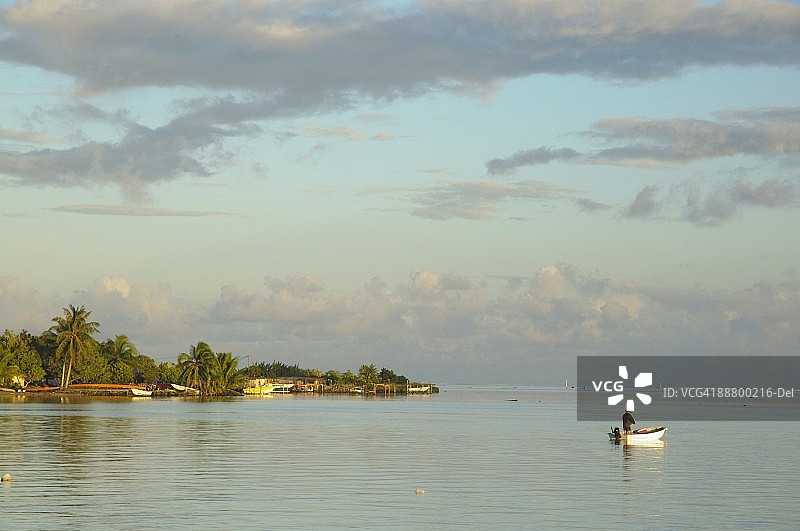 法属波利尼西亚赖阿特阿岛的渔民图片素材