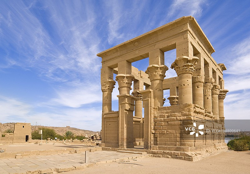 埃及阿斯旺附近菲莱岛伊西斯神庙的图拉真凉亭（联合国教科文组织世界遗产）图片素材